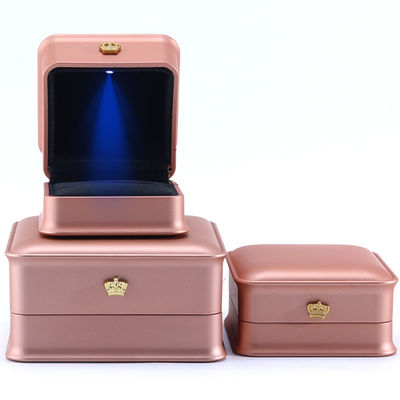 LEDライトとプラスチックベールベット素材のカスタムラグジュアリー王冠宝石パッケージボックス
