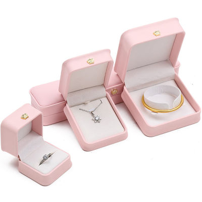 購入 10*10*5cm ピンク レザー ジュエリー ボックス クラウン ブレスレット ペンダント リング カスタム ロゴ online manufacture