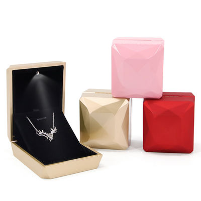 購入 カスタム ロゴ PU プラスチック 宝石 装着 箱 LED ライト ハンホング 贅沢 リング 箱 online manufacture