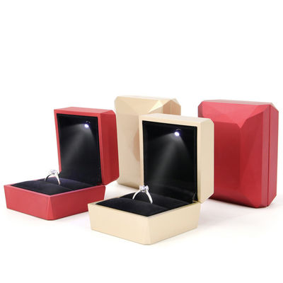 カスタム ロゴ PU プラスチック 宝石 装着 箱 LED ライト ハンホング 贅沢 リング 箱