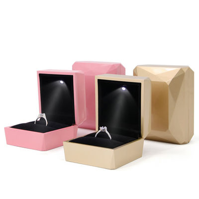 カスタム ロゴ PU プラスチック 宝石 装着 箱 LED ライト ハンホング 贅沢 リング 箱