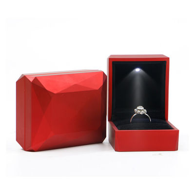 カスタム ロゴ PU プラスチック 宝石 装着 箱 LED ライト ハンホング 贅沢 リング 箱