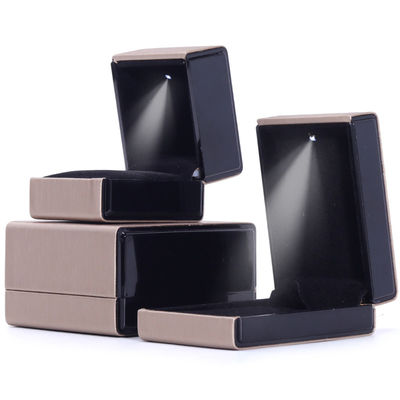 購入 9*9*5cm長方形 ハンホング カスタム ゴールド ネックレス ブレスレットとリング LED 宝石パッケージボックス online manufacture