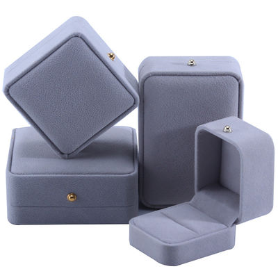 ホットスタンプ ロゴ ネックレス ブレスレット イヤリングとリングのためのベールベットジュエリーボックス 9*9*3.5cm