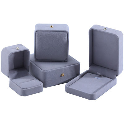 ホットスタンプ ロゴ ネックレス ブレスレット イヤリングとリングのためのベールベットジュエリーボックス 9*9*3.5cm
