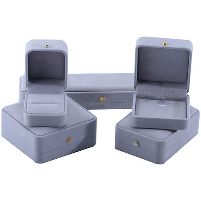 ホットスタンプ ロゴ ネックレス ブレスレット イヤリングとリングのためのベールベットジュエリーボックス 9*9*3.5cm