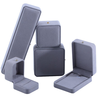 ホットスタンプ ロゴ ネックレス ブレスレット イヤリングとリングのためのベールベットジュエリーボックス 9*9*3.5cm