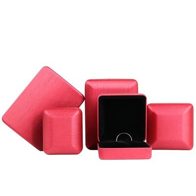 リングとセットのための赤いPU革の宝石箱 カスタマイズされたハンホングデザイン鉄材料