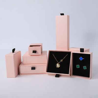 卸売 製造 エコフレンドリー 高品質 ギフト 宝石 箱 個別化 オーダーメイド リング ネックレス イヤリング ブレスレット パッケージ ピンク カードボード 紙 引き出し 宝石 箱 ロゴ付き